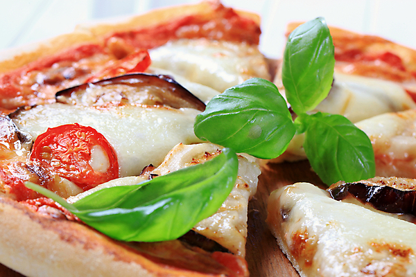 포토 JPG 해외이미지 음식 토마토 채소 가지 치즈 도마 피자 사람없음 식사 저녁식사 원형 맛 굽기 묘사 브런치 바질 점심식사 모짜렐라치즈 채식주의자 해외202004 해외202105 해외포토 도형 컨셉 주방용품 유제품 패스트푸드 서양음식 구이 채식 파일형식