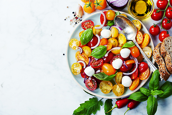 포토 JPG 해외이미지 접시 방울토마토 실내 사람없음 숟가락 바게트 흰배경 홍고추 바질 모짜렐라치즈 카피스페이스 해외202004 해외포토 식기 빵 백그라운드 토마토 고추 치즈 수저 내부 공백 흰색 파일형식
