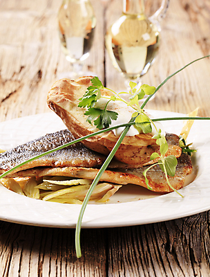 포토 JPG 해외이미지 접시 음식 채소 건강 육류 어류 요리 사람없음 식사 저녁식사 튀김 그릴 굽기 준비 점심식사 쪽파 송어 앙트레 해외202004 해외202105 해외포토 식기 식재료 주방용품 수중동물 구이 파 파일형식