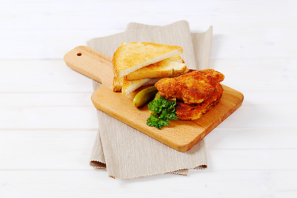 포토 JPG 해외이미지 스튜디오촬영 접시 음식 빵 조각 부분 오이 도마 육류 돼지고기 사람없음 목재 식사 저녁식사 튀김 굽기 받침대 흰배경 토스트 점심식사 빵가루 접기 핸드메이드 해외202004 해외202105 해외포토 나무 식기 채소 식재료 재료 모션 주방용품 실내 흰색 구이 파일형식 식물 컬러 생활용품 내부 오브젝트