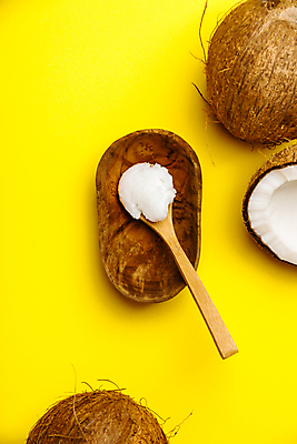 포토 JPG 해외이미지 사람없음 하이앵글 피부관리 코코넛 나무숟가락 나무그릇 노란배경 코코넛오일 해외202004 해외포토 그릇 뷰포인트 백그라운드 과일 목재 뷰티 노란색 숟가락 오일_음식 파일형식