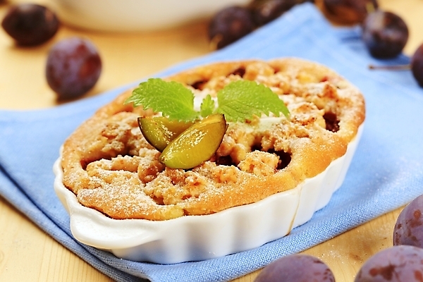 포토 JPG 해외이미지 그릇 음식 과일 주방용품 디저트 사람없음 케이크 신선 도자기 달콤 아침식사 굽기 자두 점심식사 부스러기 핸드메이드 해외202004 해외202105 스펀지케이크 해외포토 식기 생활용품 식사 맛 구이 파일형식