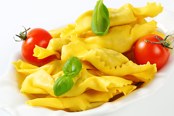 포토 JPG 해외이미지 스튜디오촬영 접시 음식 토마토 채소 치즈 파스타 요리 사람없음 허브 바질 폭식 백자 삶기 리코타치즈 해외202004 해외202105 해외포토 식물 식기 유제품 서양음식 실내 도자기 파일형식