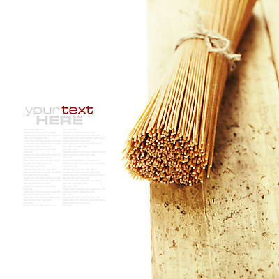 포토 해외이미지 리본 실내 타이포그라피 사람없음 다발 흰배경 노끈 나무도마 파스타면 카피스페이스 통밀 해외202004 해외포토 문자 줄 백그라운드 도마 파스타 내부 목재 공백 흰색 면류 밀 파일형식