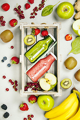 포토 JPG 해외이미지 딸기 바나나 건강 키위 사람없음 하이앵글 주스 사과 채식 베리 다이어트음식 스무디 음료수병 저칼로리식단 플랫레이 디톡스 해외202004 해외포토 음료 뷰포인트 다이어트 과일 플랫 식단 저칼로리 병_담는 파일형식