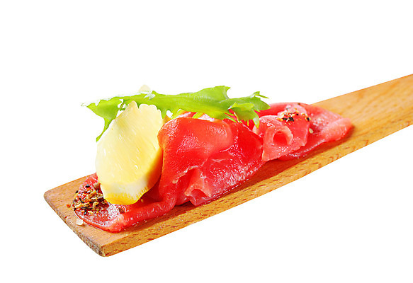 포토 JPG 해외이미지 음식 조각 육류 사람없음 목재 소고기 추위 신선 양념 애피타이저 자르기 흰배경 날것 주걱 후추 고립 등심 송아지고기 얇은 해외202004 해외202105 해외포토 나무 백그라운드 식재료 재료 모션 주방용품 흰색 향신료 파일형식