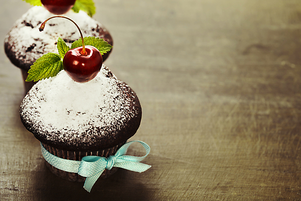 포토 JPG 해외이미지 리본 실내 사람없음 체리 달콤 컵케이크 민트 나무바닥 슈가파우더 초코맛 카피스페이스 해외202004 해외포토 과일 바닥 내부 케이크 초콜릿 공백 맛 허브 파일형식