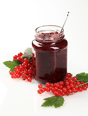 포토 JPG 해외이미지 스튜디오촬영 잎 유리병 실내 사람없음 숟가락 흰배경 과일잼 레드커런트 해외202004 해외202105 해외포토 식물 열매 백그라운드 병_용기 수저 내부 흰색 잼 파일형식