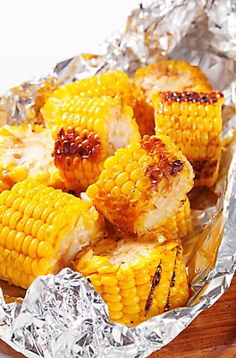 포토 JPG 해외이미지 실내 옥수수 요리 사람없음 아웃포커스 은박지 흰배경 고소한맛 옥수수구이 해외202004 해외202105 해외포토 백그라운드 곡류 촬영기법 내부 흰색 맛 구이 파일형식