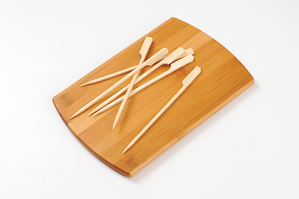 포토 JPG 해외이미지 스튜디오촬영 실내 사람없음 꼬치 오브젝트 흰배경 나무도마 해외202004 해외202105 해외포토 백그라운드 도마 내부 목재 흰색 파일형식