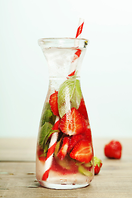 포토 JPG 해외이미지 음료 딸기 유리병 빨대 사람없음 물 민트 파란배경 나무바닥 해외202004 해외포토 자연요소 백그라운드 과일 병_용기 바닥 파란색 허브 파일형식