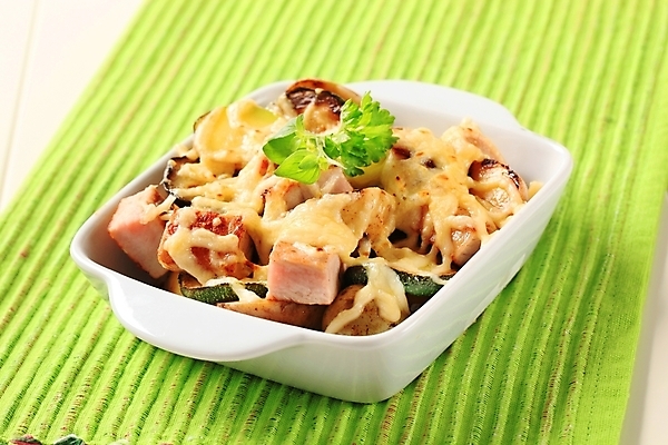 포토 JPG 해외이미지 음식 치즈 감자 육류 돼지고기 요리 사람없음 초록색 식사 저녁식사 굽기 받침대 정사각형 점심식사 그라탱 주키니 주키니호박 캐서롤 해외202004 해외202105 해외포토 도형 컬러 채소 식재료 유제품 서양음식 용기 구이 파일형식 그릇 식기