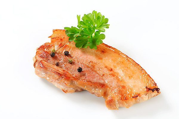 포토 JPG 해외이미지 스튜디오촬영 음식 조각 파슬리 육류 돼지고기 요리 사람없음 튀김 굽기 향신료 흰배경 고립 해외202004 해외202105 해외포토 백그라운드 채소 식재료 실내 흰색 구이 향미료 파일형식