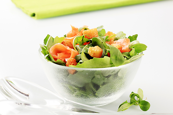 포토 JPG 해외이미지 스튜디오촬영 접시 음식 빵 채소 반찬 건강 어류 사람없음 식사 저녁식사 샐러드 로켓 신선 사발 민들레 만취 주사위 흰배경 연어 점심식사 루꼴라 반주 앙트레 입가심 저지방 크루통 해외202004 해외202105 해외포토 식기 꽃 백그라운드 실내 수중동물 흰색 사기그릇 기름_음식 술취함 파일형식