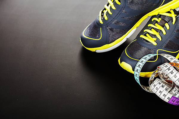 포토 JPG 해외이미지 운동화 다이어트 검은배경 줄자 사람없음 오브젝트 해외202004 해외포토 백그라운드 신발 자 건강 검은색 파일형식