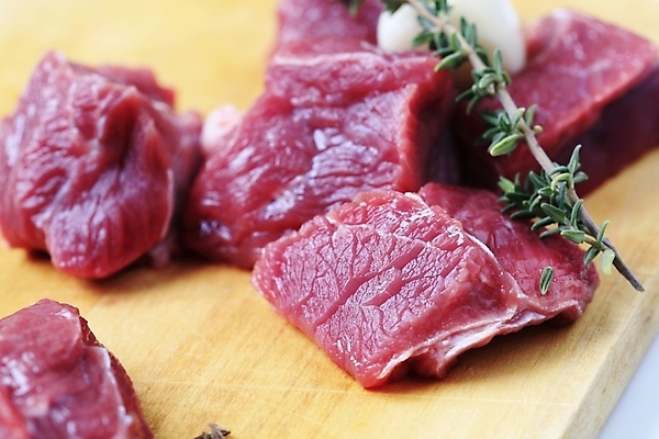 포토 JPG 해외이미지 실내 마늘 생고기 사람없음 아웃포커스 소고기 흰배경 나무도마 백리향 해외202004 해외202105 해외포토 백그라운드 채소 도마 촬영기법 육류 내부 목재 흰색 파일형식