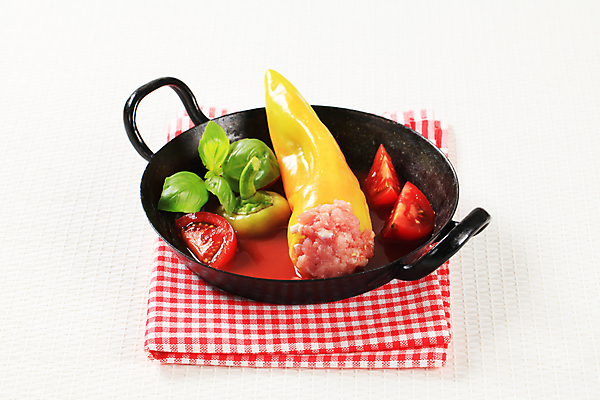 포토 JPG 해외이미지 스튜디오촬영 음식 토마토 채소 육류 돼지고기 사람없음 빨간색 검은색 신선 프라이팬 가득함 확인 냅킨 날것 후추 폭식 다진 땅바닥 음식준비 행주 해외202004 해외202105 해외포토 컬러 식재료 주방용품 바닥 실내 청소도구 향신료 준비 파일형식 생활용품 내부 도구 청소 향미료 양념 오브젝트