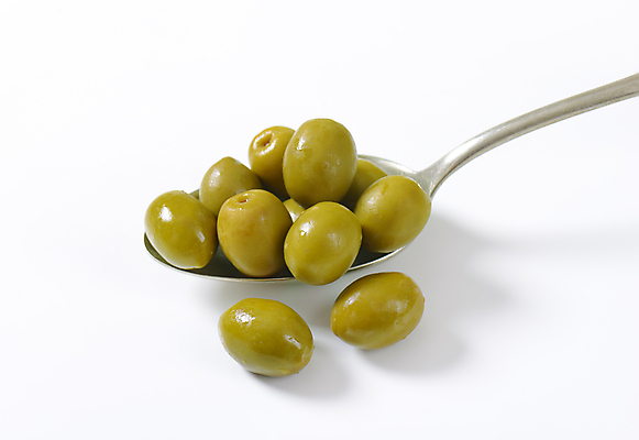 포토 JPG 해외이미지 스튜디오촬영 실내 사람없음 숟가락 흰배경 올리브 올리브절임 해외202004 해외202105 해외포토 열매 백그라운드 수저 내부 흰색 절임 파일형식