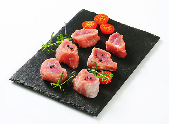 포토 JPG 해외이미지 스튜디오촬영 음식 도마 육류 돼지고기 스테이크 사람없음 검은색 신선 허리 향신료 날것 후추 성분 로즈메리 석판 정물화 해외202004 해외202105 해외포토 컬러 식재료 주방용품 서양음식 실내 신체부위 허브 그림 향미료 파일형식