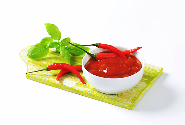 포토 JPG 해외이미지 그릇 고추 파프리카 실내 사람없음 흰배경 매움 바질 토마토소스 나무도마 해외202004 해외202105 해외포토 식기 백그라운드 채소 도마 내부 목재 흰색 소스_음식 맛 파일형식