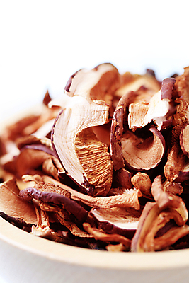 포토 JPG 해외이미지 접시 건조 실내 근접촬영 사람없음 아웃포커스 버섯 흰배경 해외202004 해외202105 해외포토 식기 뷰포인트 백그라운드 촬영기법 내부 흰색 파일형식