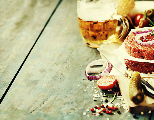 포토 JPG 해외이미지 방울토마토 맥주 실내 사람없음 쌓기 햄버거 나이프 소금 맥주잔 패티 로즈메리 나무도마 나무탁자 오이피클 적양파 통후추 카피스페이스 종이호일 해외202004 해외포토 식기 토마토 술잔 모션 탁자 양파 도마 주류 패스트푸드 내부 목재 공백 칼 허브 피클 후추 파일형식