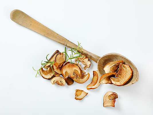 포토 JPG 해외이미지 건조 실내 사람없음 하이앵글 버섯 흰배경 로즈메리 나무숟가락 해외202004 해외202105 해외포토 뷰포인트 백그라운드 내부 숟가락 흰색 허브 파일형식