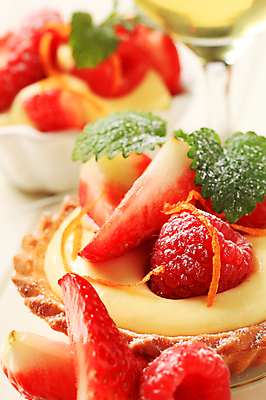 포토 JPG 해외이미지 접시 음식 과일 딸기 디저트 바나나 사람없음 케이크 껍질 대접 신선 달콤 작음 크림 산딸기 푸딩 무스 바닐라 커스터드 타르트 페스츄리 맛있는 해외202004 해외202105 해외포토 식기 빵 맛 크기 파이_빵 파일형식