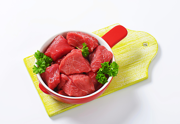 포토 JPG 해외이미지 실내 파슬리 생고기 사람없음 소고기 냄비 흰배경 나무도마 해외202004 해외202105 해외포토 백그라운드 채소 도마 육류 내부 목재 흰색 솥 파일형식