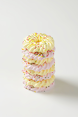 포토 JPG 해외이미지 스튜디오촬영 음식 분홍색 사람없음 장식 컬러풀 노란색 쌓기 쿠키 과자 달콤 굽기 뿌리기 토핑 머랭 해외202004 해외202105 머랭쿠키 해외포토 컬러 모션 디저트 실내 맛 구이 파일형식