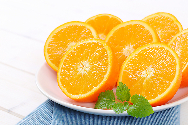 포토 JPG 해외이미지 스튜디오촬영 접시 오렌지 사람없음 신선 천 흰배경 반쪽 해외202004 해외202105 해외포토 식기 백그라운드 과일 실내 흰색 직물 파일형식