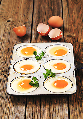 포토 JPG 해외이미지 음식 주방용품 요리 사람없음 목재 갈색 튀김 수확 시골 아침식사 6 노른자 직사각형 점심식사 옛날 해로움 해외202004 해외202105 해외포토 도형 나무 컬러 생활용품 컨셉 농업 재료 숫자 계란 식사 파일형식