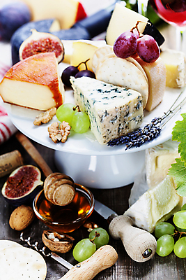 포토 JPG 해외이미지 포도 치즈 유제품 실내 사람없음 아웃포커스 크래커 칼 받침대 청포도 호두 무화과 블루치즈 허니디퍼 까망베르치즈 해외202004 고르곤졸라치즈 해외포토 과일 촬영기법 내부 쿠키 견과류 도구 파일형식