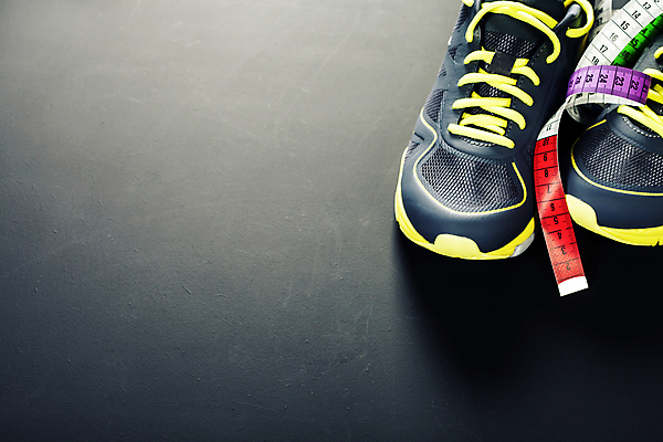 포토 JPG 해외이미지 운동화 다이어트 검은배경 줄자 사람없음 오브젝트 해외202004 해외포토 백그라운드 신발 자 건강 검은색 파일형식