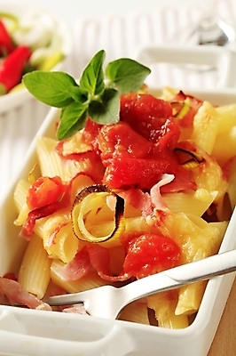 포토 JPG 해외이미지 음식 토마토 채소 치즈 파스타 요리 사람없음 묘사 햄 부추 튜브 직사각형 찌그러짐 그라탱 백자 캐서롤 펜네 핸드메이드 해외202004 해외202105 해외포토 도형 컨셉 유제품 서양음식 육류 도자기 용기_그릇 파일형식