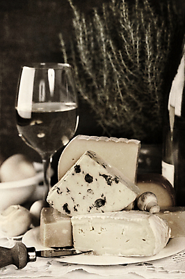 포토 JPG 해외이미지 와인잔 치즈 유제품 실내 사람없음 쌓기 와인 다양 칼 블루치즈 세피아 까망베르치즈 해외202004 고르곤졸라치즈 해외포토 다수 술잔 모션 주류 촬영기법 내부 파일형식