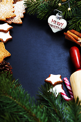 포토 JPG 해외이미지 별 잎 크리스마스 실내 사람없음 하트 달콤 솔방울 쿠키틀 반죽밀대 시나몬스틱 지팡이사탕 크리스마스트리모양쿠키 남색배경 해외202004 해외포토 자연요소 모양 식물 기념일 백그라운드 사탕 내부 쿠키 맛 남색 밀대 제빵도구 시나몬 파일형식