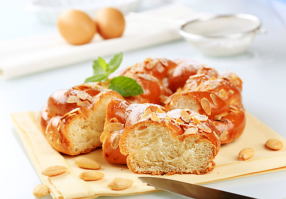 포토 JPG 해외이미지 음식 빵 조각 사람없음 케이크 신선 구부린 달콤 아침식사 굽기 아몬드 엮은 이스트 핸드메이드 해외202004 해외202105 해외포토 모션 디저트 식사 견과류 맛 구이 파일형식