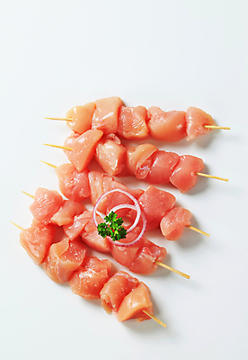 포토 JPG 해외이미지 스튜디오촬영 실내 파슬리 생고기 사람없음 닭고기 신선 막대기 꼬치 흰배경 날것 닭꼬치 생닭 음식준비 적양파 해외202004 해외202105 해외포토 백그라운드 채소 양파 육류 내부 흰색 닭 준비 파일형식