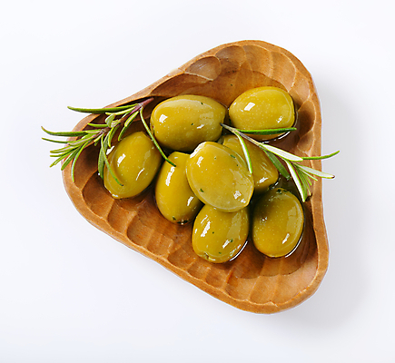 포토 JPG 해외이미지 스튜디오촬영 실내 사람없음 흰배경 올리브 담기 로즈메리 나무접시 올리브절임 해외202004 해외202105 해외포토 접시 열매 백그라운드 모션 내부 흰색 허브 절임 파일형식