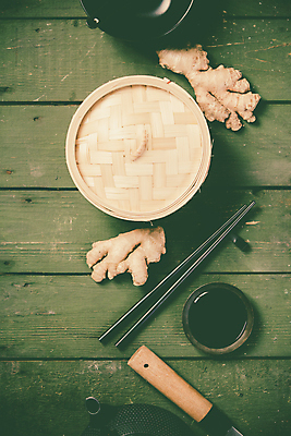 포토 JPG 해외이미지 식재료 사람없음 하이앵글 나무바닥 종지 생강 나무젓가락 대나무찜기 젓가락받침대 해외202004 해외포토 그릇 뷰포인트 채소 젓가락 바닥 찜기 수저받침대 파일형식