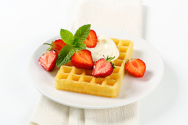 포토 JPG 해외이미지 스튜디오촬영 접시 음식 과일 딸기 디저트 사람없음 과자 흰색 신선 달콤 굽기 받침대 크림 반쪽 반죽 와플 팬케이크 해외202004 해외202105 해외포토 식기 컬러 실내 케이크 맛 구이 파일형식