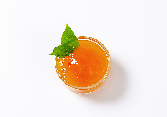 포토 JPG 해외이미지 스튜디오촬영 실내 사람없음 민트 흰배경 유리그릇 과일잼 살구잼 해외202004 해외202105 해외포토 그릇 백그라운드 유리 내부 흰색 잼 허브 파일형식