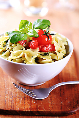 포토 JPG 해외이미지 접시 음식 토마토 파스타 요리 사람없음 샐러드 바질 삶기 파르팔레 비건 페스토 해외202004 해외202105 해외포토 식기 채소 서양음식 소스_음식 채식주의자 파스타면 파일형식