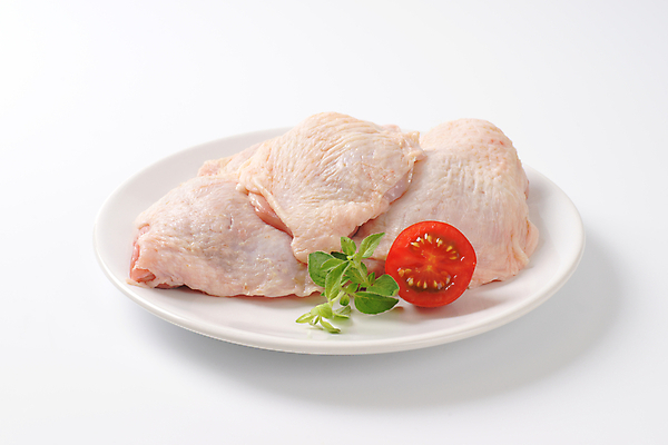 포토 JPG 해외이미지 스튜디오촬영 접시 방울토마토 생고기 사람없음 닭고기 신선 흰배경 날것 바질 닭날개 생닭 해외202004 해외202105 해외포토 식기 백그라운드 토마토 실내 육류 흰색 닭 파일형식