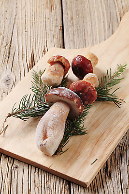 포토 JPG 해외이미지 잎 식재료 실내 사람없음 냉동 그물버섯 나무도마 나무배경 해외202004 얼림 해외202105 해외포토 식물 백그라운드 컨셉 도마 내부 목재 버섯 파일형식