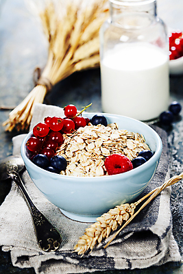 포토 JPG 해외이미지 그릇 회색배경 딸기 유리병 곡류 실내 사람없음 숟가락 시리얼 묶기 블루베리 산딸기 노끈 밀짚 요거트 크랜베리 그래놀라 해외202004 해외포토 식기 열매 줄 음식 백그라운드 과일 모션 병_용기 유제품 수저 내부 회색 짚 파일형식