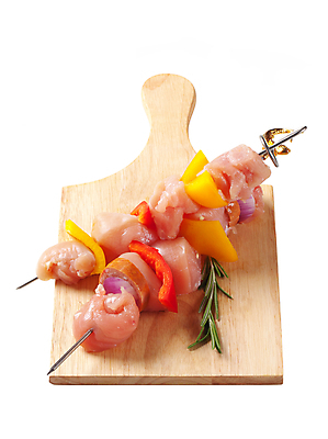 포토 JPG 해외이미지 채소 실내 생고기 사람없음 닭고기 신선 소시지 꼬치 흰배경 날것 로즈메리 나무도마 닭꼬치 생닭 음식준비 적양파 해외202004 해외202105 해외포토 백그라운드 양파 도마 육류 내부 목재 흰색 닭 가공식품 허브 준비 파일형식