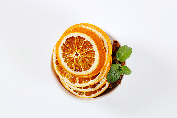 포토 JPG 해외이미지 그릇 오렌지 실내 사람없음 하이앵글 민트 흰배경 건과일 시나몬스틱 해외202004 팔각회향 해외202105 해외포토 식기 뷰포인트 백그라운드 과일 건조 내부 흰색 허브 향신료 시나몬 파일형식