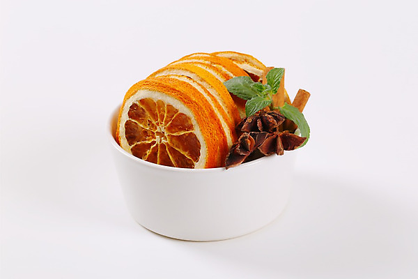 포토 JPG 해외이미지 그릇 오렌지 실내 사람없음 민트 흰배경 건과일 시나몬스틱 해외202004 팔각회향 해외202105 해외포토 식기 백그라운드 과일 건조 내부 흰색 허브 향신료 시나몬 파일형식